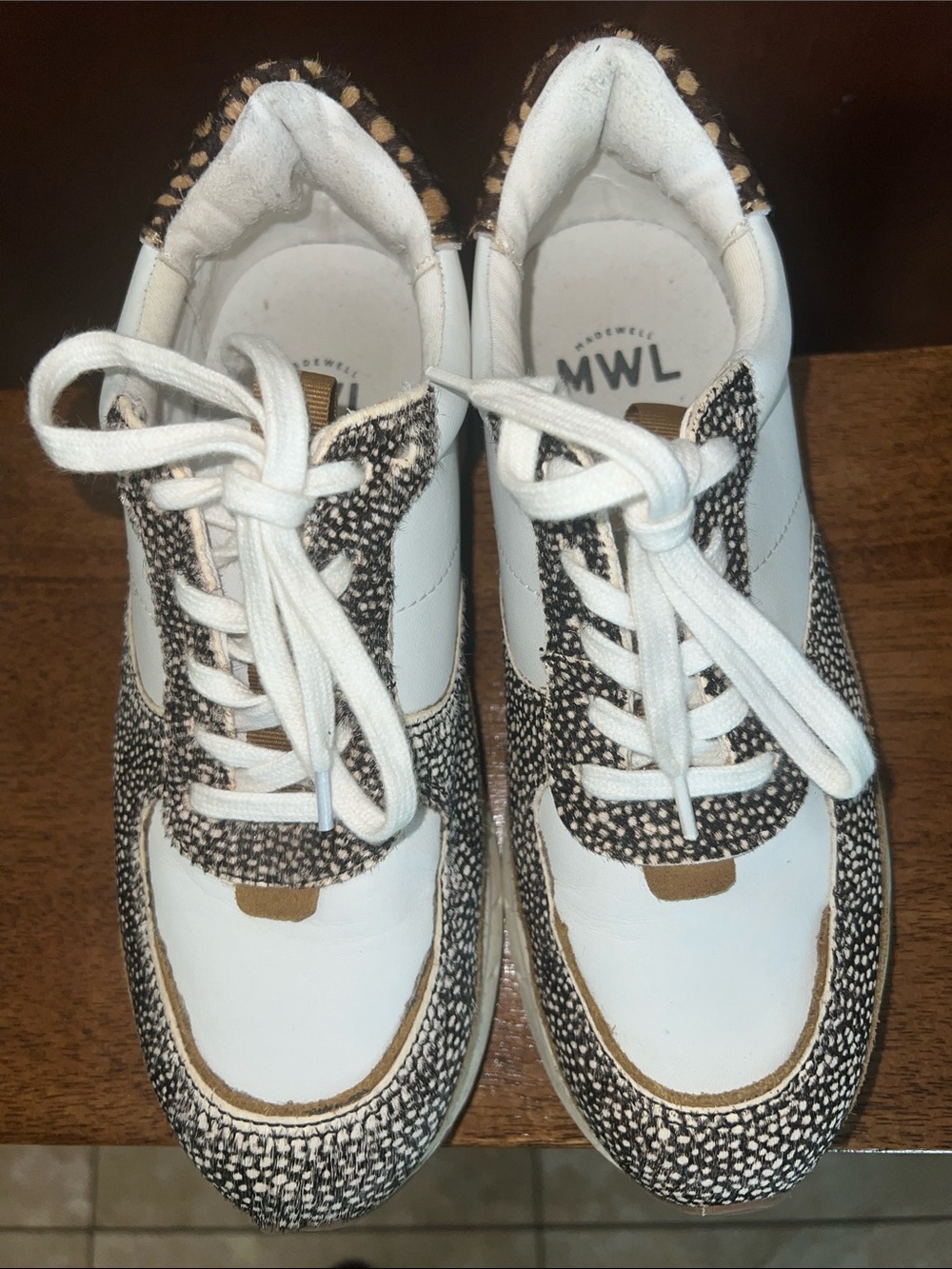 Women's White & Black Textured Lace-Up Sneakers